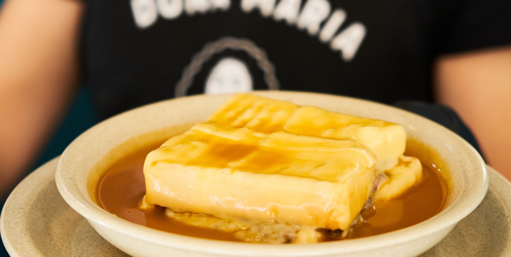 Francesinha traditionnelle avec sauce épicée et fromage fondu